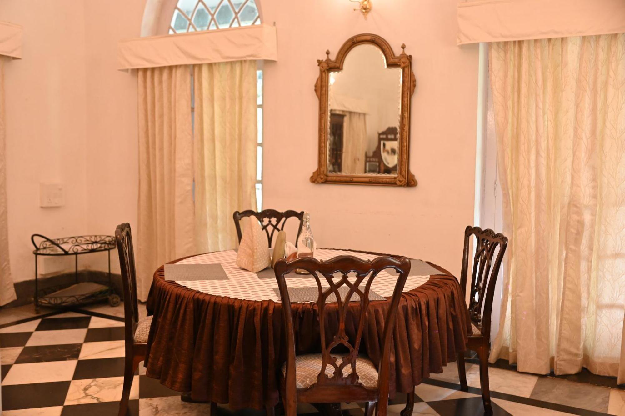 Thengal Manor Hotel Jorhāt Kültér fotó
