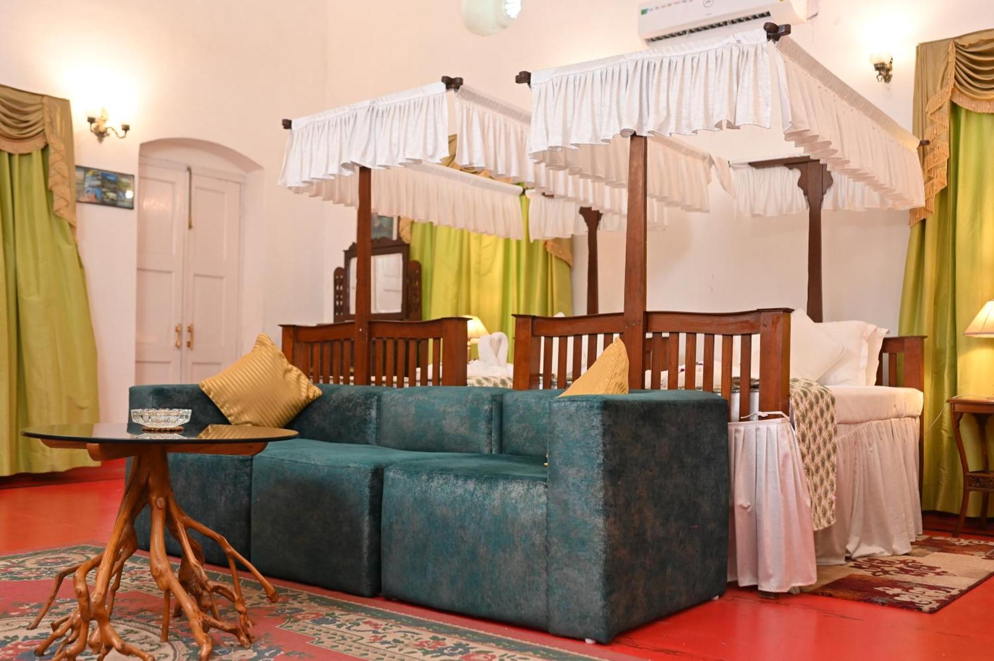 Thengal Manor Hotel Jorhāt Kültér fotó