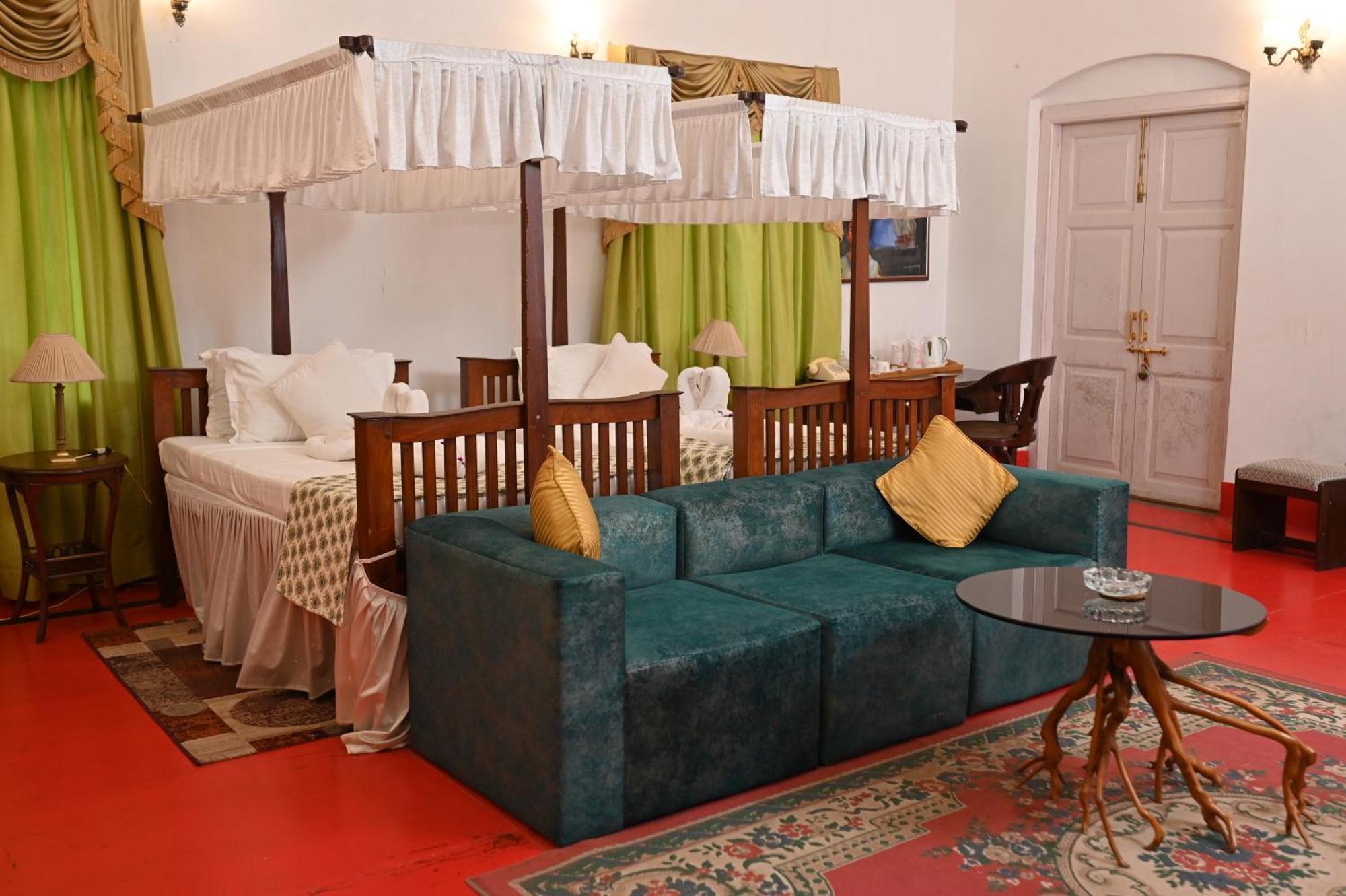 Thengal Manor Hotel Jorhāt Kültér fotó