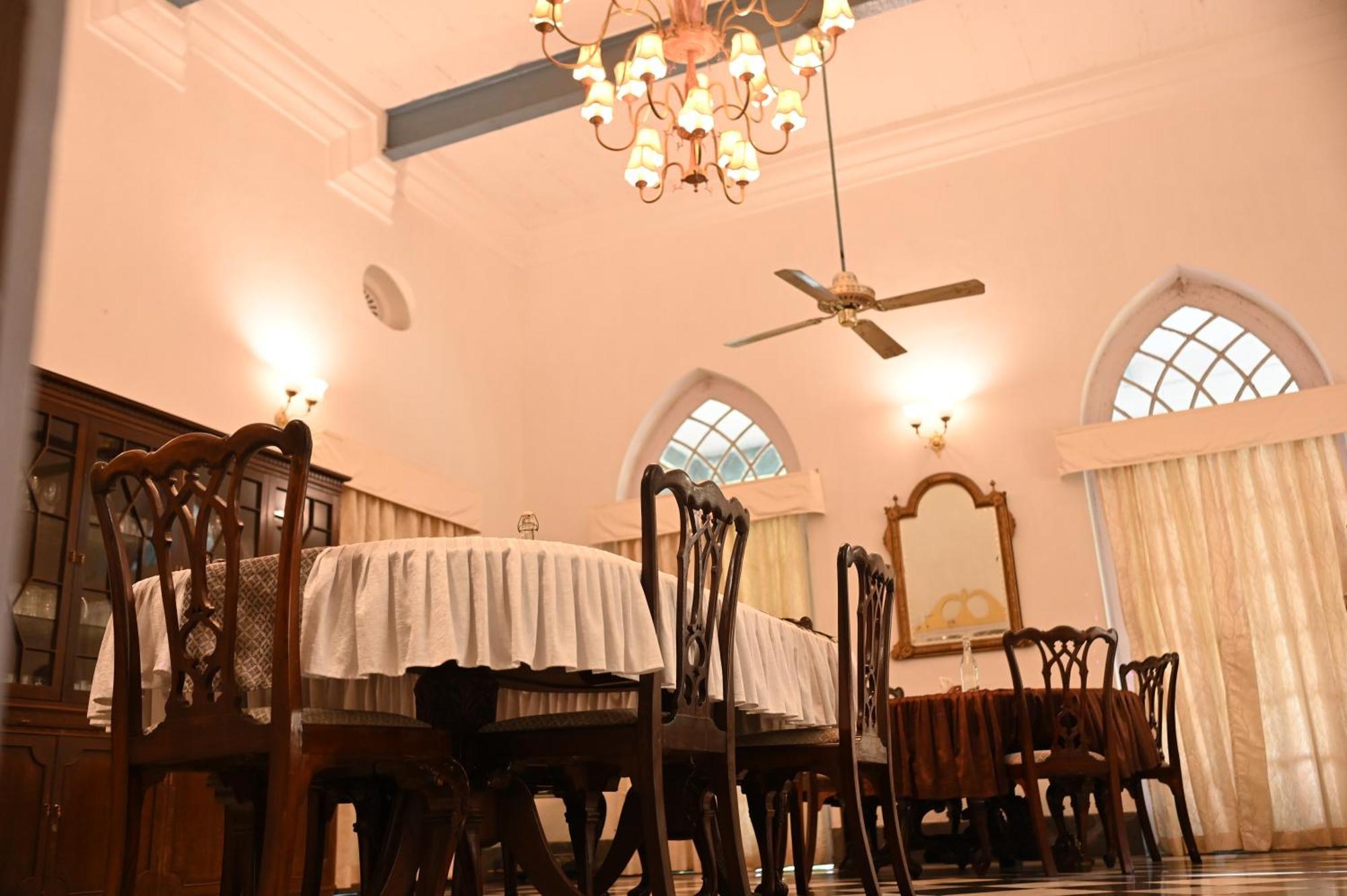 Thengal Manor Hotel Jorhāt Kültér fotó